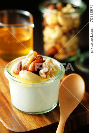 Greek yogurt and honey nuts 70518975
