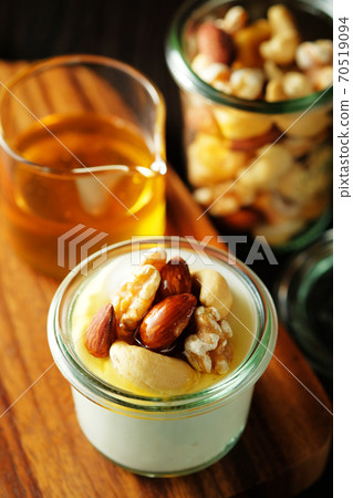 Greek yogurt and honey nuts 70519094