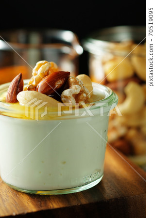 Greek yogurt and honey nuts 70519095