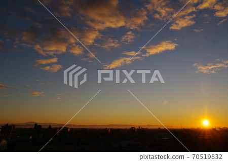 日出的亮度 70519832