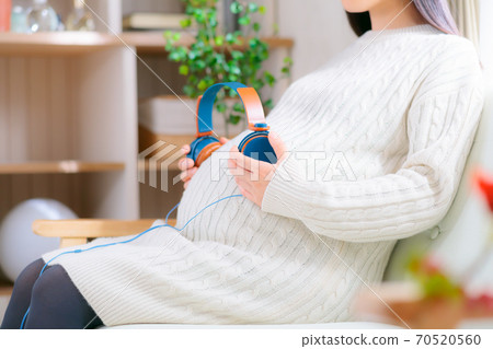 孕婦懷孕在她肚子上的耳機 70520560