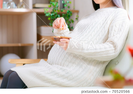 Pregnant women eating mixed nuts Cashew nuts diet Pregnant women eating mixed nuts Cashew nuts diet 70520566
