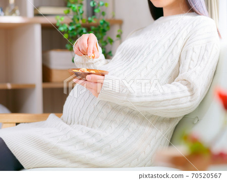 Pregnant women eating mixed nuts Cashew nuts Diet 4: 3 70520567