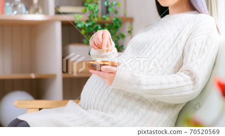 Pregnant women eating cashew nuts Mixed nuts diet 16: 9 Pregnant women eating cashew nuts Mixed nuts diet 16: 9 70520569