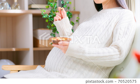 Pregnant women eating cashew nuts Mixed nuts diet 16: 9 70520575