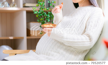 Pregnant women eating almonds mixed nuts diet 16: 9 70520577