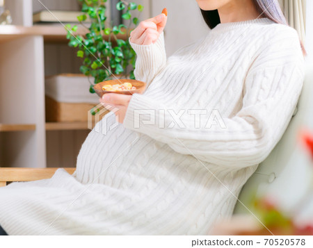 Pregnant women eating almonds Mixed nuts Diet 4: 3 70520578