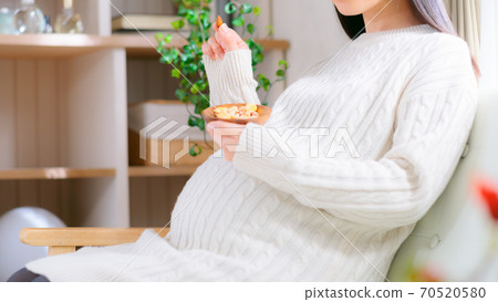 Pregnant women eating almonds mixed nuts diet 16: 9 70520580