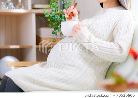 Soup mug pregnant woman 70520600