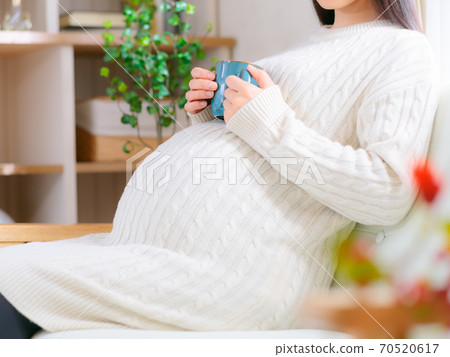 Pregnant women hydrating various drinks 4:3 70520617