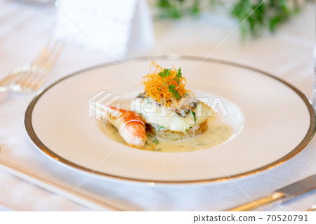 Wedding reception table 70520791