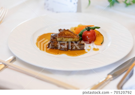 Wedding reception table 70520792