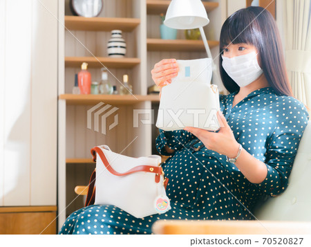Pregnant woman preparing a napkin 4: 3 70520827