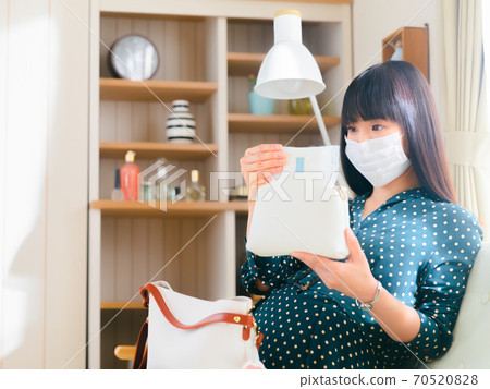 Pregnant woman preparing a napkin 4: 3 70520828