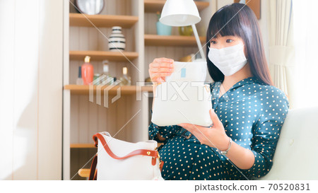 Pregnant woman preparing a napkin 16: 9 Pregnant woman preparing a napkin 16: 9 70520831