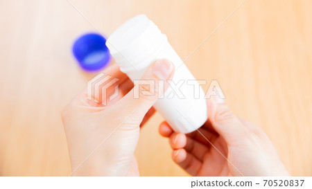 濕布貼在手邊16：9 70520837