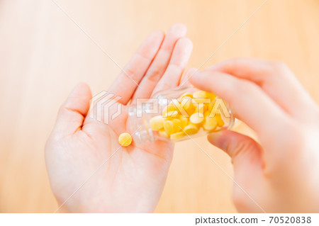 手拿起藥 70520838