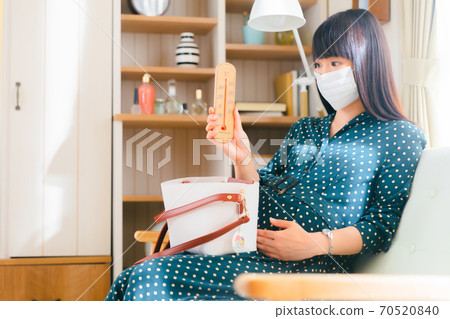 Thermometer pregnant woman 70520840