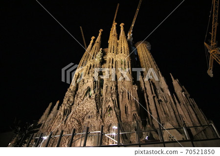 Sakurada Familia illuminated at night (Spain) 70521850