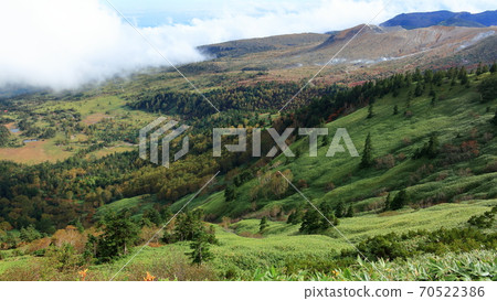 Mt. Shirane and Yoshigadaira in autumn seen from Shibutoge, the highest point on the national highway Mt. Shirane and Yoshigadaira in autumn seen from Shibutoge, the highest point on the national highway 70522386