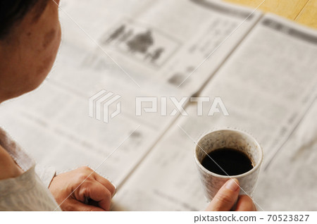 早上看報紙的商人 早上看報紙的商人 70523827