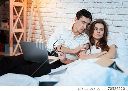 Offended wife turned away from her husband. Offended wife turned away from her husband. 70526220