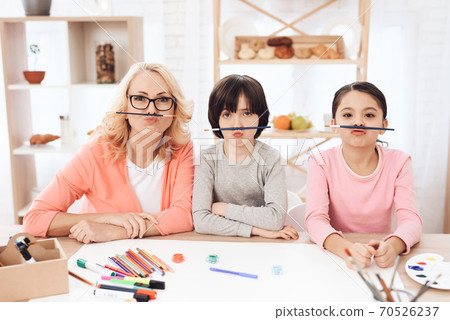 Grandmother and grandchildren entertain themselves Grandmother and grandchildren entertain themselves 70526237