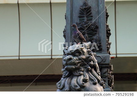 Nihonbashi, lion and pigeon 70529198