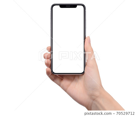 女人的右手拿著智能手機 70529712