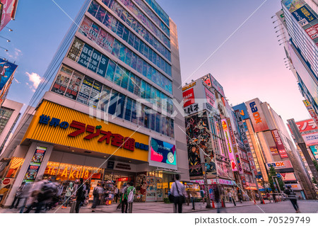 日本電暈秋葉原，東京的東京都市風景。戴著面具的秋葉原車站前行走的人 70529749