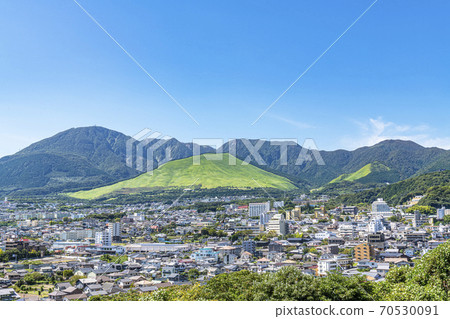 Beppu City, Oita Prefecture The cityscape of Mt. Tsurumi and Beppu seen from the Yukemuri Observatory 70530091