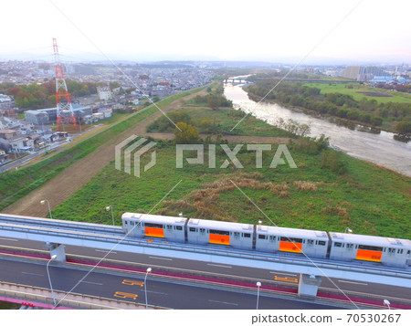 多摩市單軌電車通過立越橋空中鳥瞰無人機(東京日野市) 多摩市單軌電車通過立越橋空中鳥瞰無人機(東京日野市) 70530267