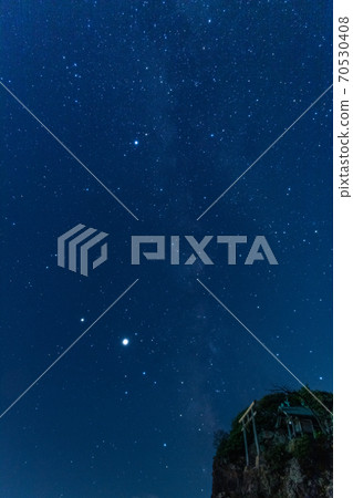 美麗的星空和本田島在神話之鄉出雲稻佐的海灘上 70530408