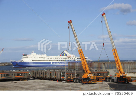 Musashino Line rolling stock shipping at Niigata Port (October 2019) 70530469