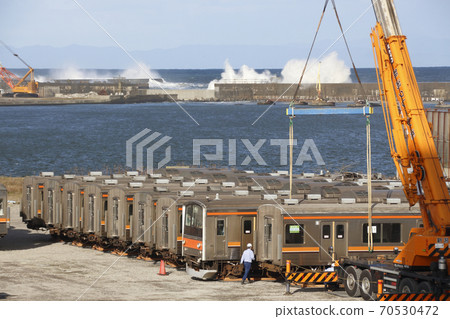 Musashino Line rolling stock shipping at Niigata Port (October 2019) 70530472