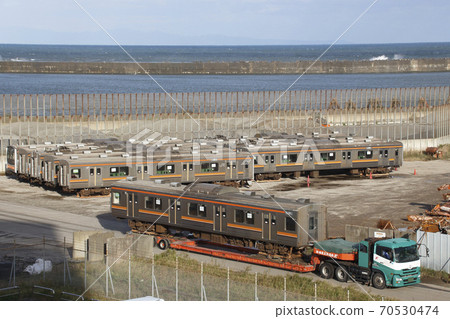 Musashino Line rolling stock shipping at Niigata Port (October 2019) 70530474