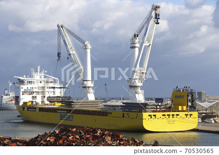 Musashino Line rolling stock shipping at Niigata Port (October 2019) 70530565