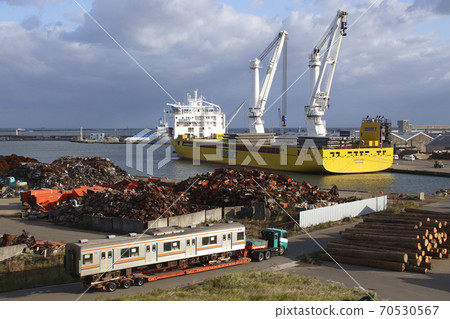 Musashino Line rolling stock shipping at Niigata Port (October 2019) 70530567