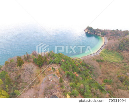 海和懸崖/瀨戶內的無人機的鳥瞰圖 70531094
