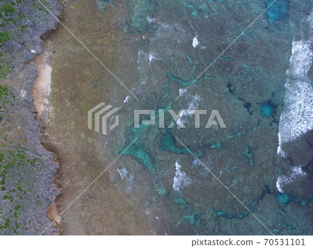 用無人機俯瞰海面（沖繩縣滿滿市和平創造森林公園/氮山城附近） 70531101