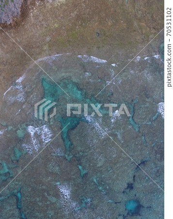 用無人機俯瞰海面（沖繩縣滿滿市和平創造森林公園/氮山城附近） 70531102