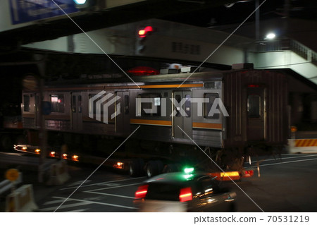 Musashino Line rolling stock transported by land to Niigata Port (August 2019) 70531219