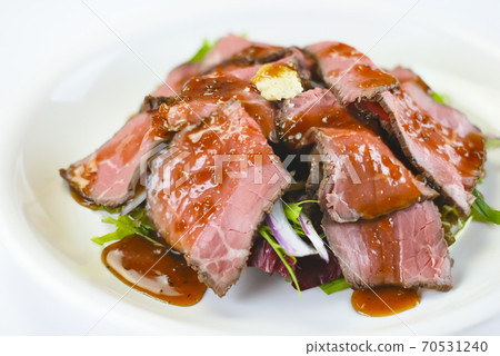烤牛肉和沙拉 70531240