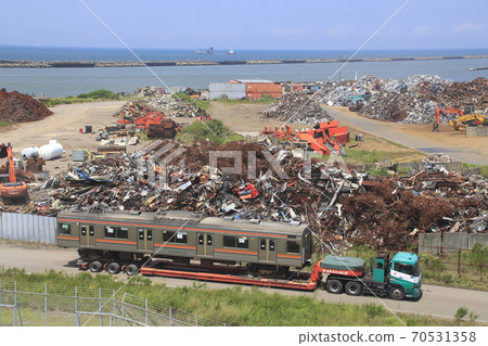 Musashino Line rolling stock shipping at Niigata Port (August 2019) 70531358