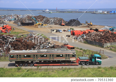 Musashino Line rolling stock shipping at Niigata Port (August 2019) 70531360