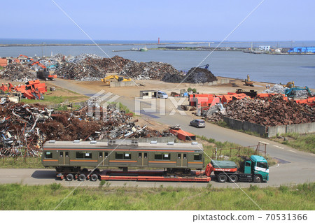 Musashino Line rolling stock shipping at Niigata Port (August 2019) 70531366