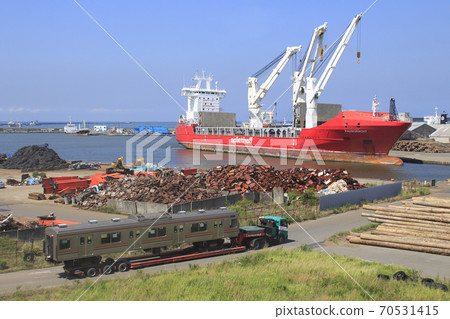 Musashino Line rolling stock shipping at Niigata Port (August 2019) 70531415
