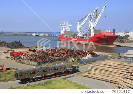 Musashino Line rolling stock shipping at Niigata Port (August 2019) 70531417