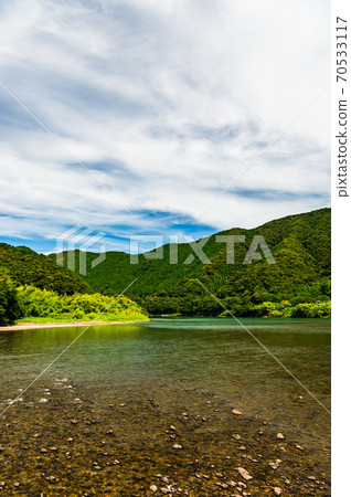 高知縣四萬十河清澈的溪流，藍天白雲 70533117
