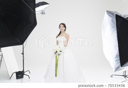 工作室拍攝的圖像穿著婚紗的女人 70533436